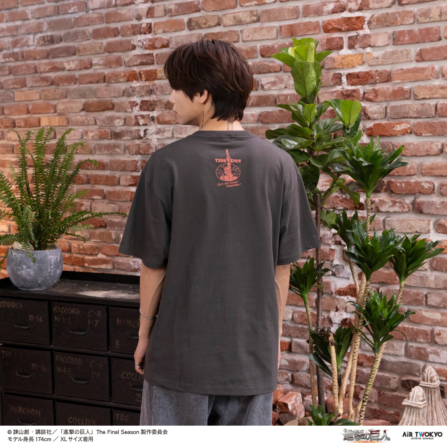 TVアニメ『進撃の巨人』 シーンイラストTシャツ 3（本物の敬礼）