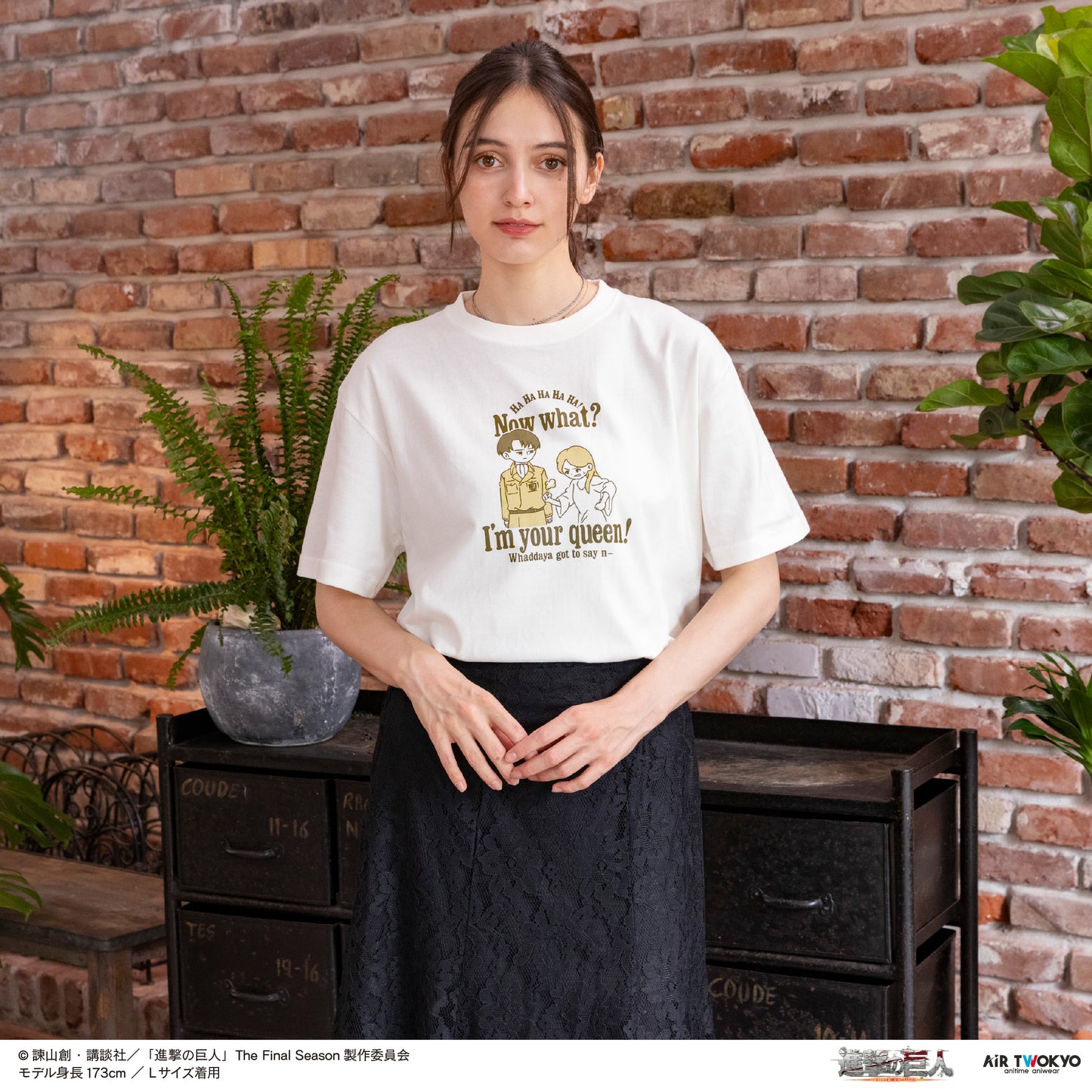 TVアニメ『進撃の巨人』 シーンイラストTシャツ 4（私は女王様だぞ!）