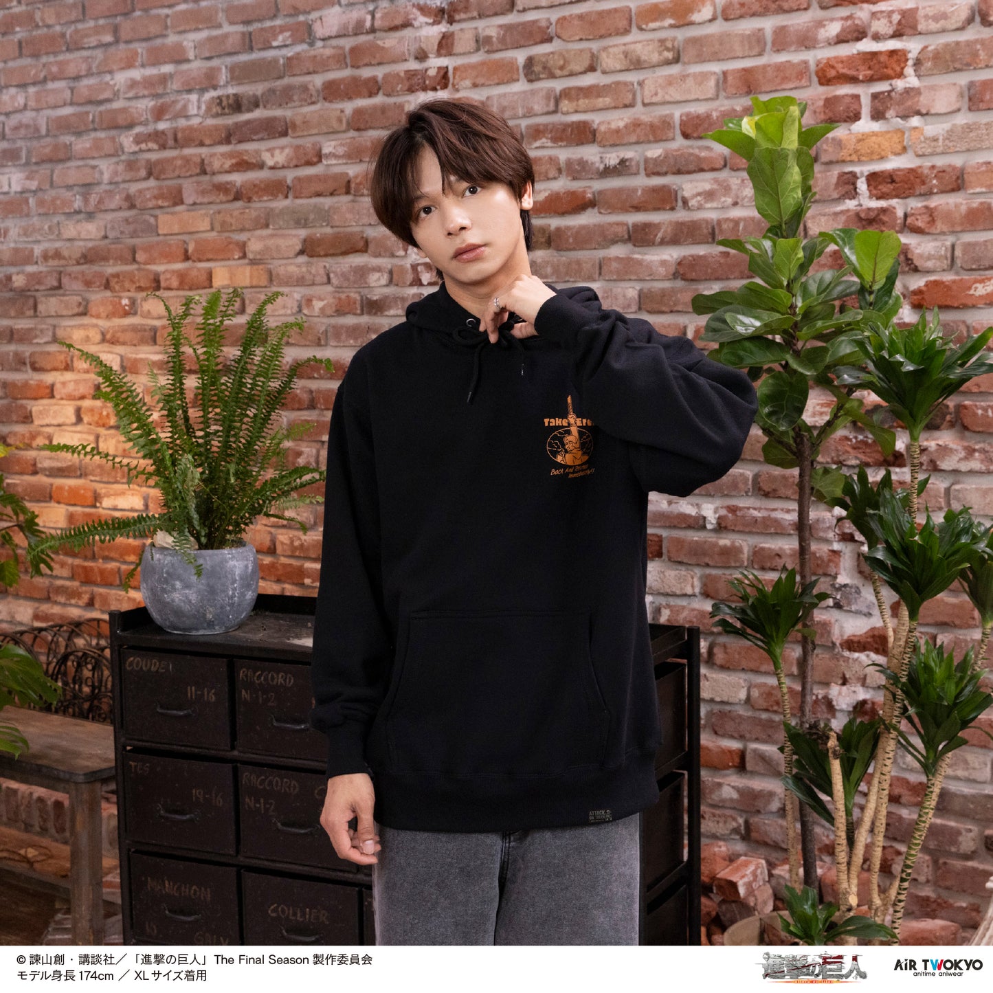 TVアニメ『進撃の巨人』 シーンイラストパーカー 2（本物の敬礼）