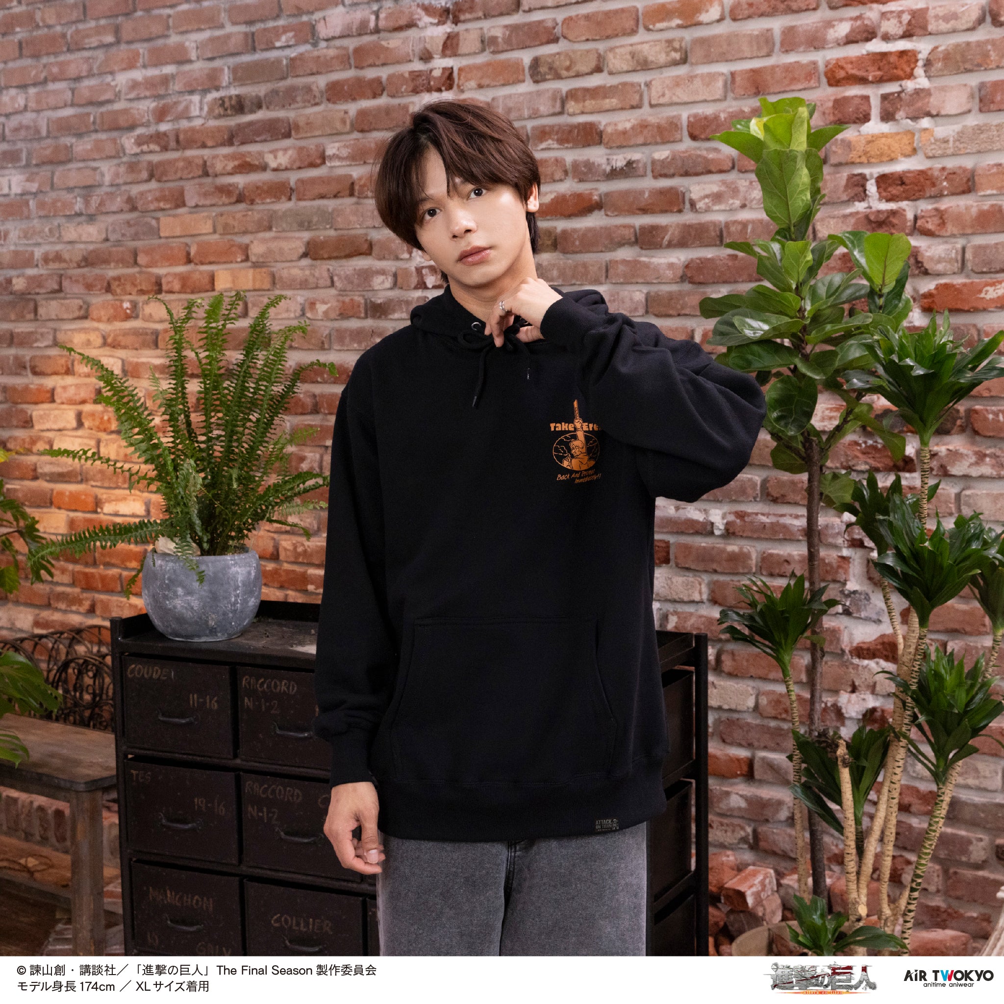 TVアニメ『進撃の巨人』 シーンイラストパーカー 2（本物の敬礼）