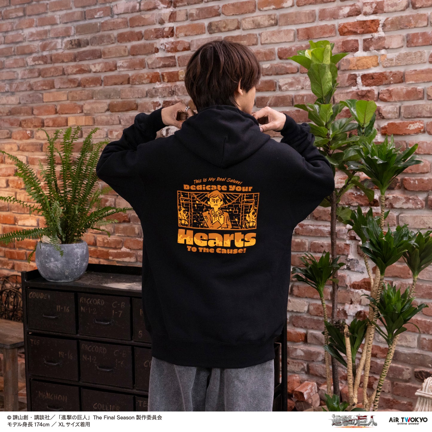 TVアニメ『進撃の巨人』 シーンイラストパーカー 2（本物の敬礼）